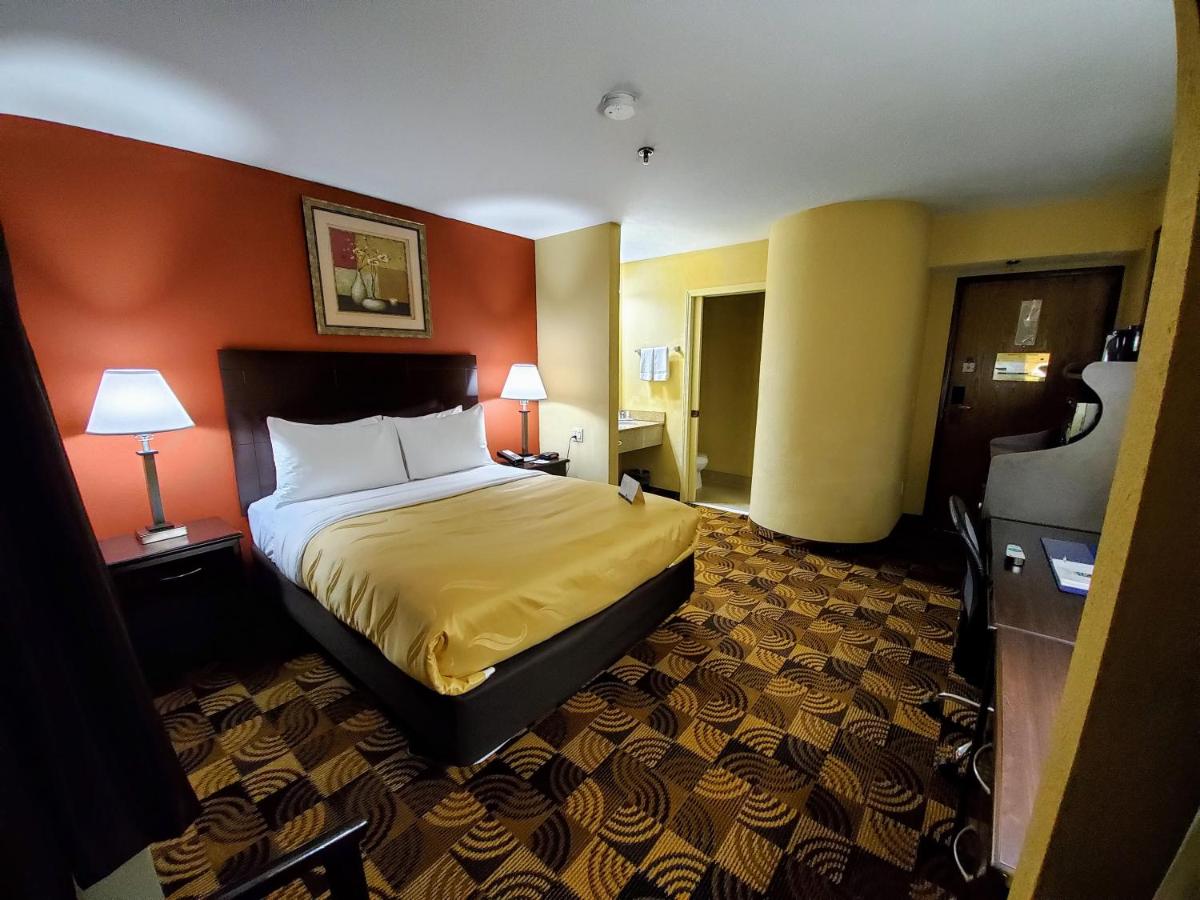 Queen Room at Quality Inn Brunswick Cleveland South