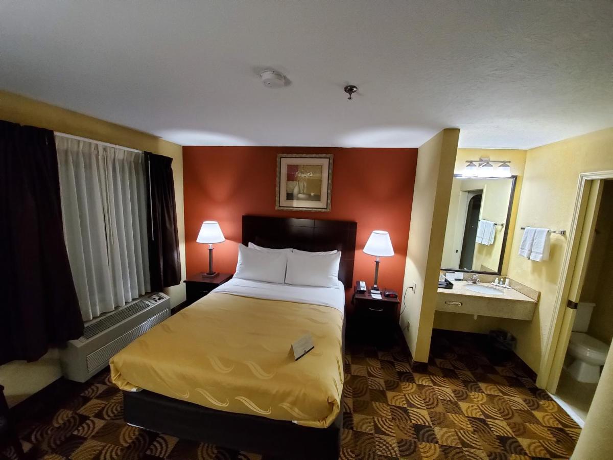 Queen Room at Quality Inn Brunswick Cleveland South