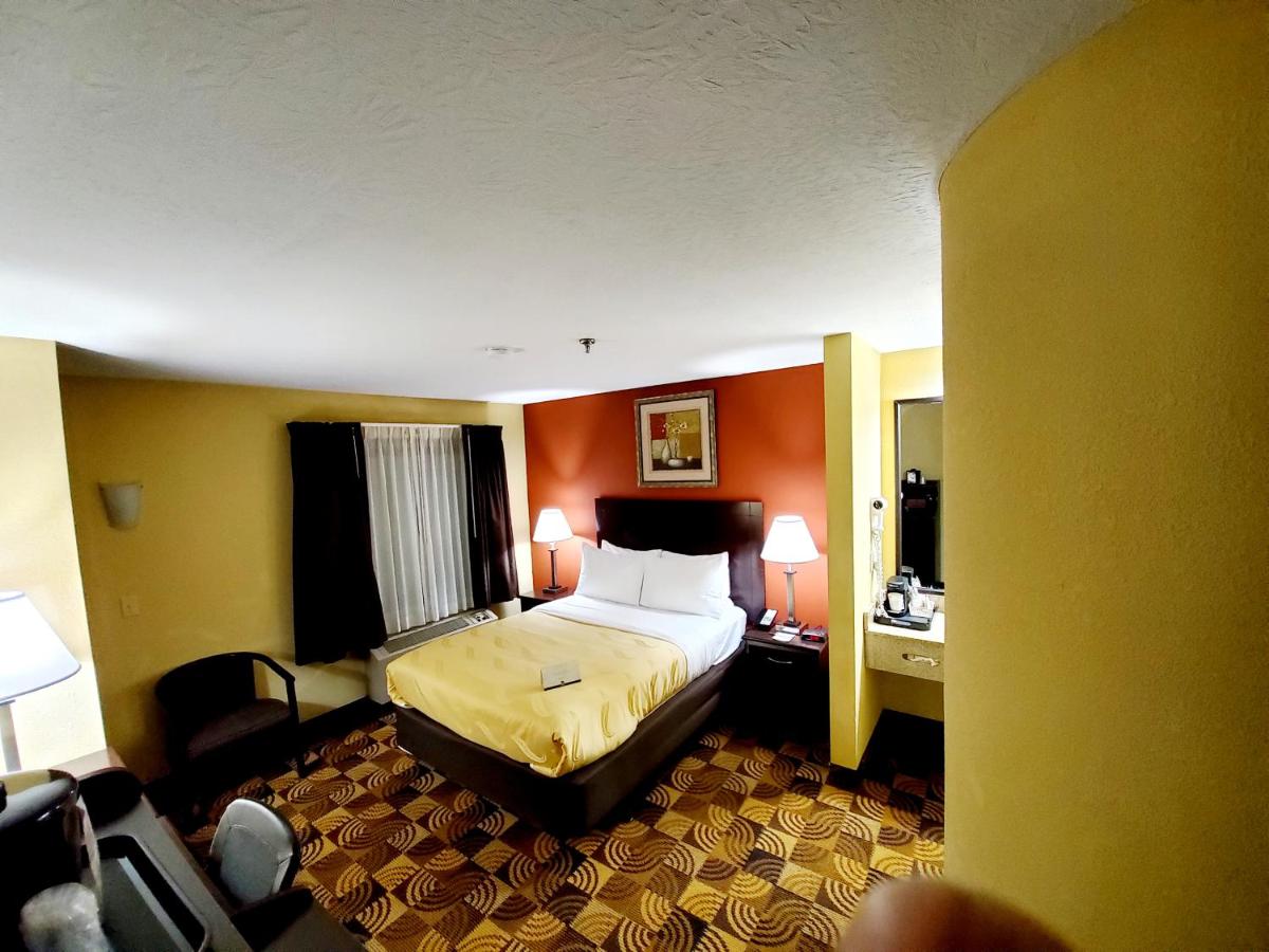 Queen Room at Quality Inn Brunswick Cleveland South