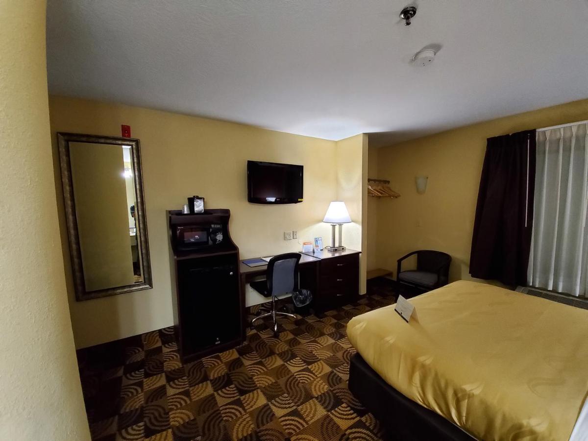 Queen Room at Quality Inn Brunswick Cleveland South
