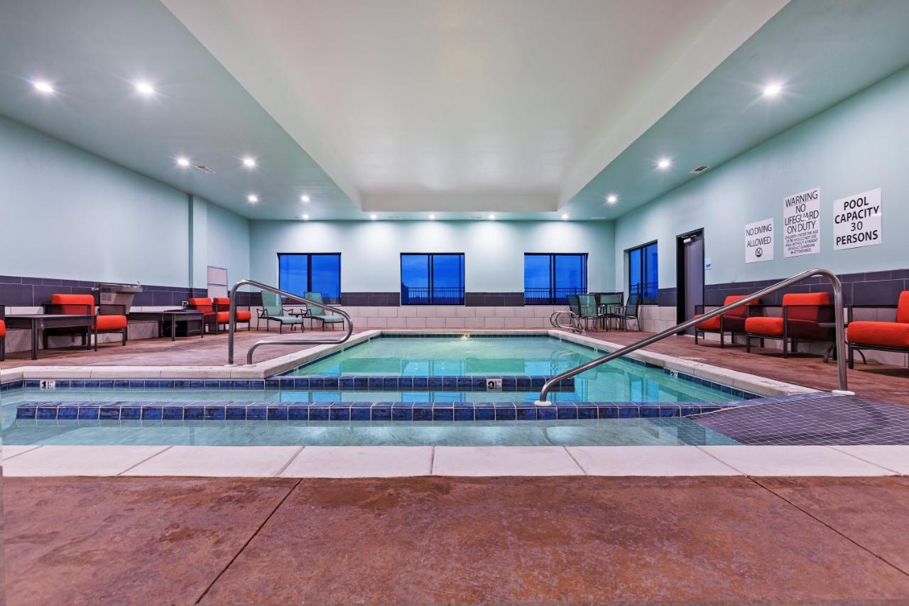 | Holiday Inn Express & Suites Perryton, an IHG Hotel