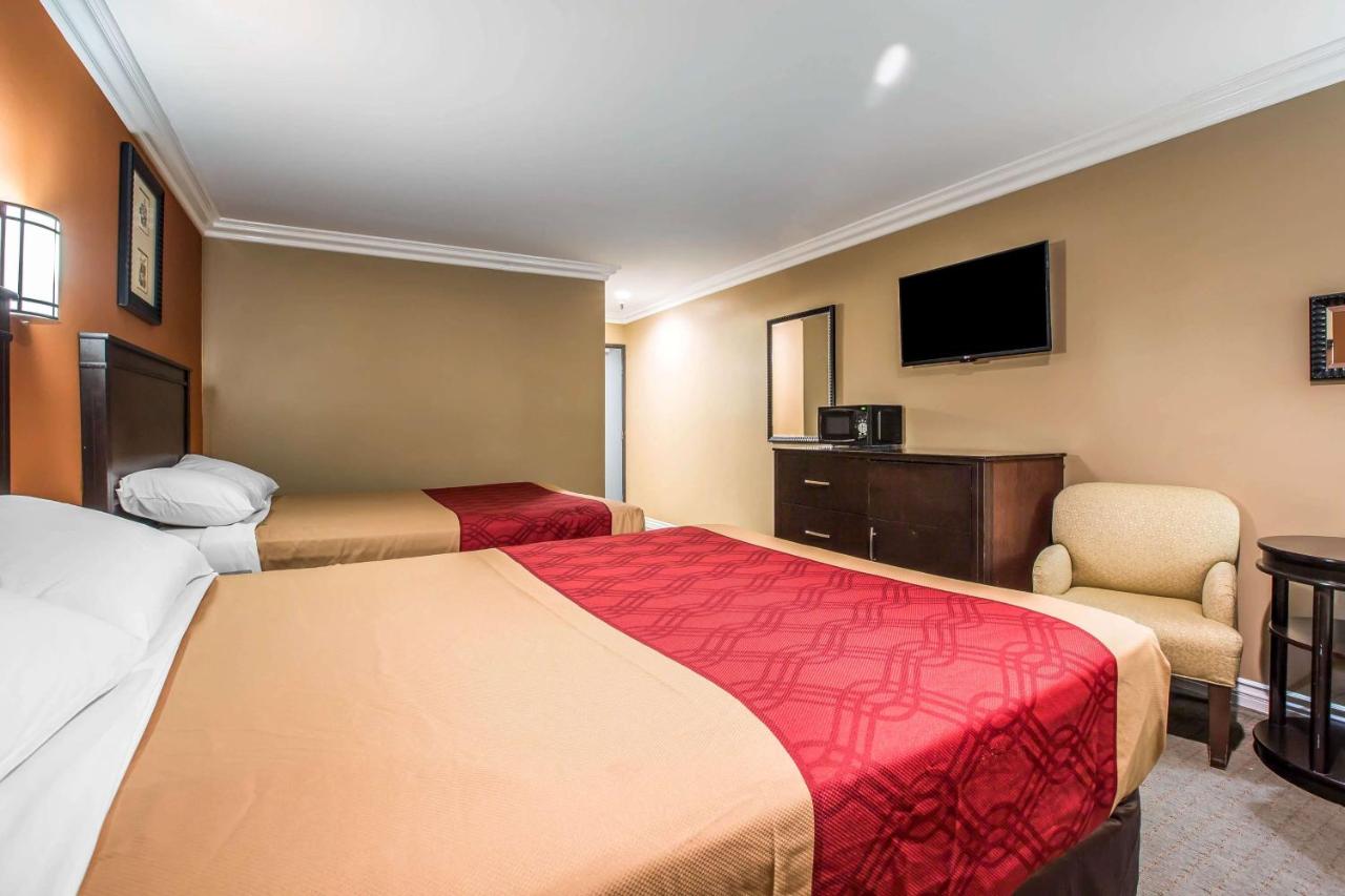 Queen Room with Two Queen Beds - Mobility Access/Non-Smoking at Baymont by Wyndham Ontario
