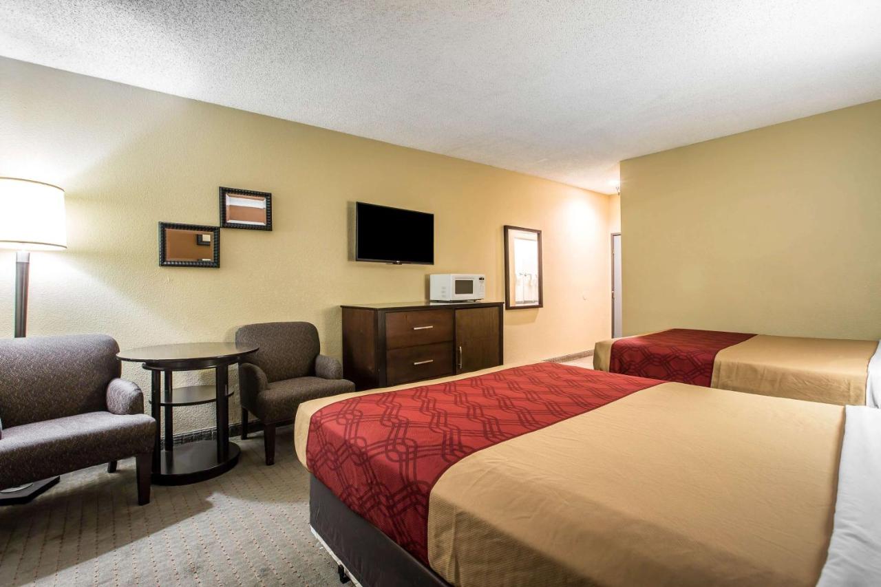 Queen Room with Two Queen Beds - Mobility Access/Non-Smoking at Baymont by Wyndham Ontario