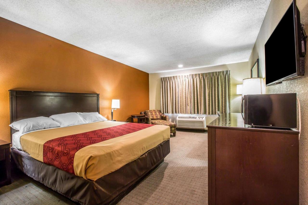 King Room - Mobility Access/Non-Smoking at Baymont by Wyndham Ontario
