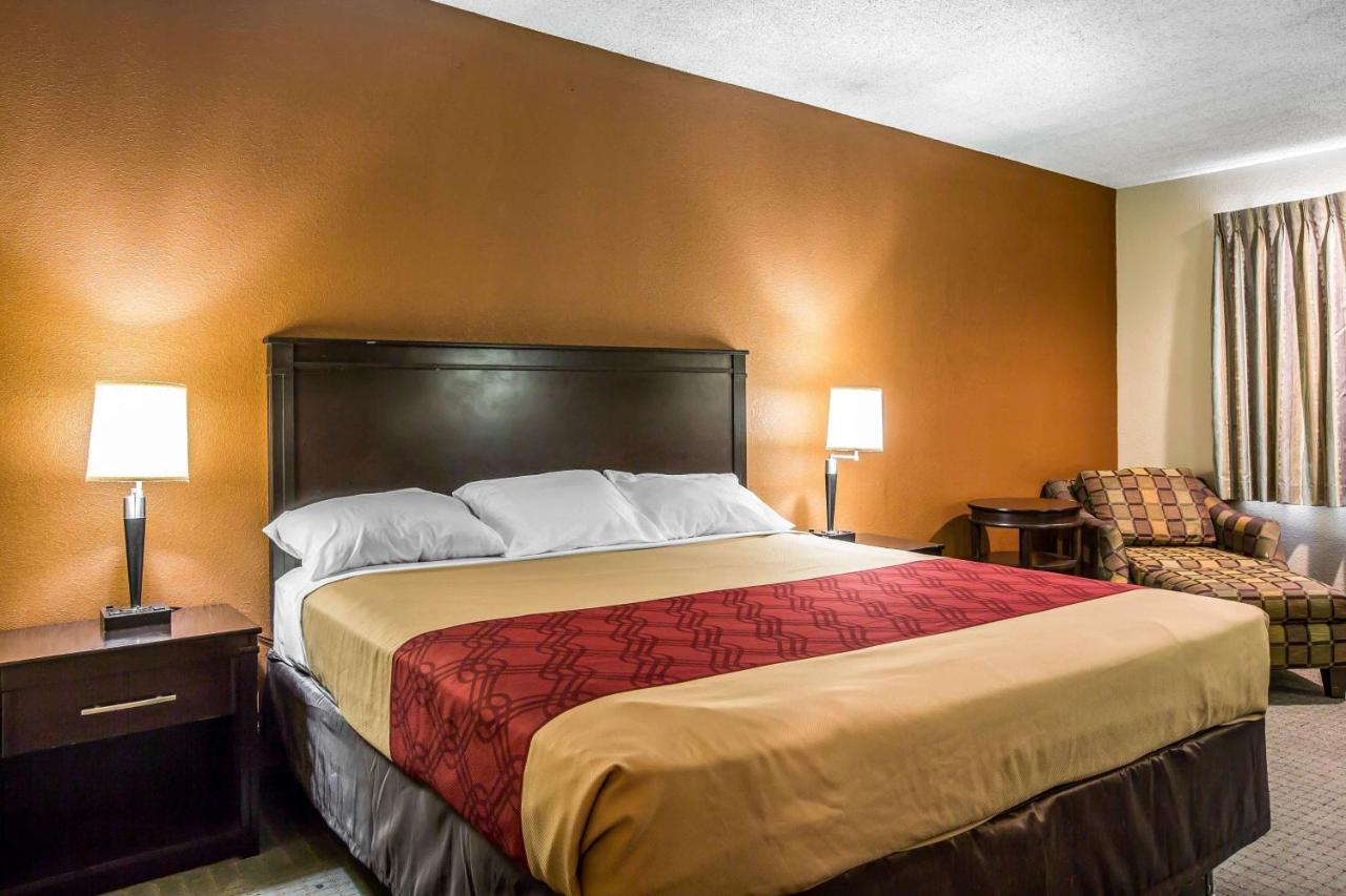 King Room - Mobility Access/Non-Smoking at Baymont by Wyndham Ontario