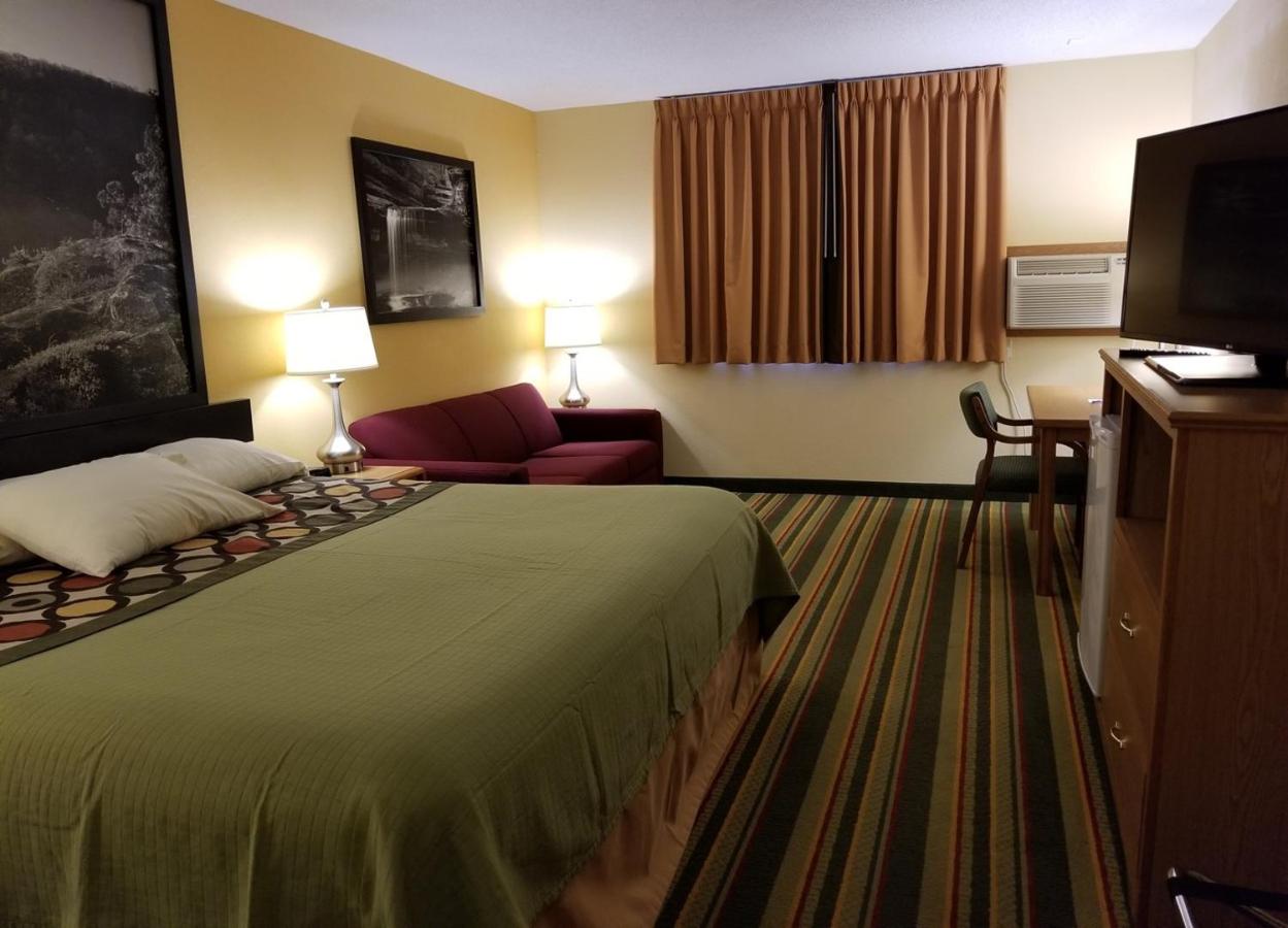 King Room - Non-Smoking at Super 8 by Wyndham Ottawa Starved Rock