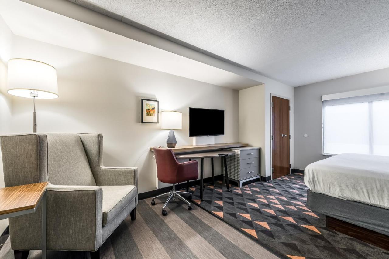 King Room - Hearing Accessible - Non-Smoking at Holiday Inn Indianapolis Downtown by IHG
