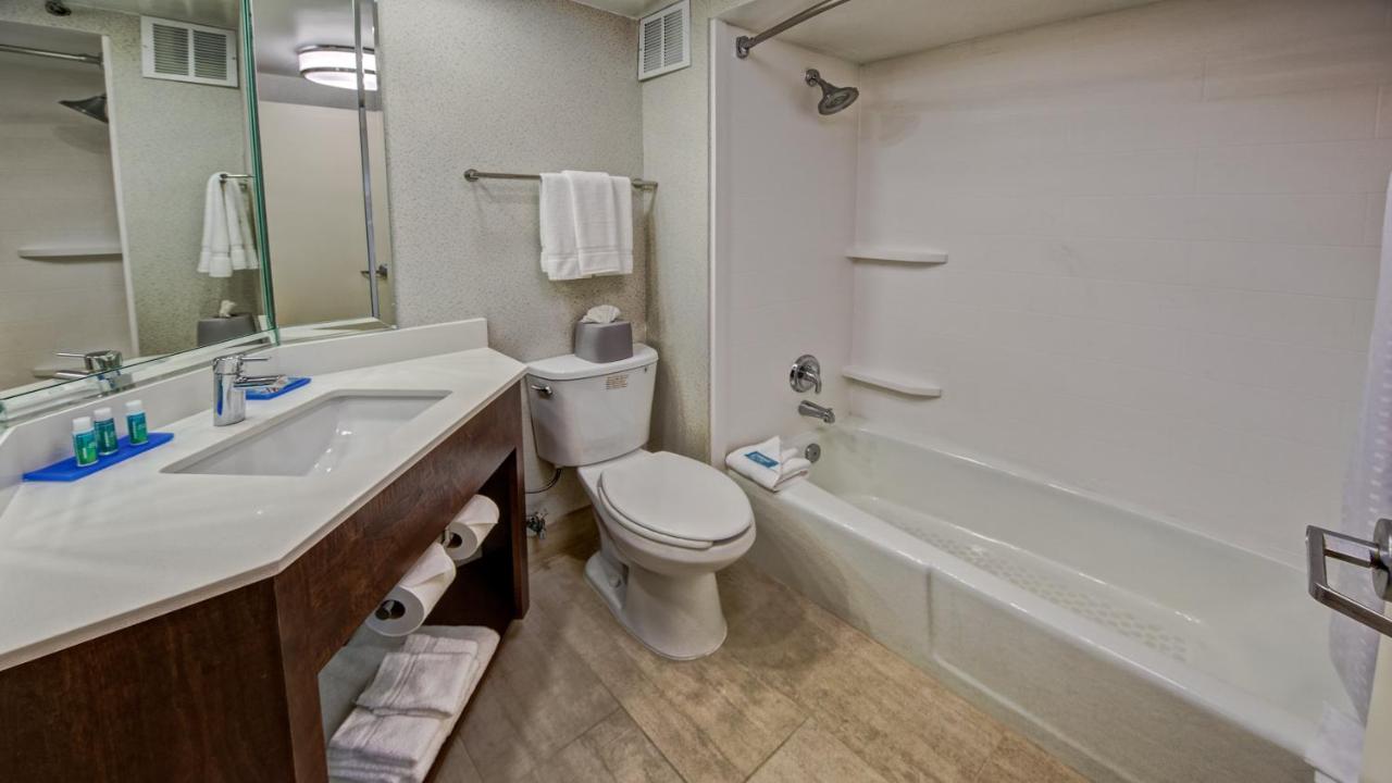King Room - Non-Smoking at Holiday Inn Express Memphis Medical Center Midtown by IHG