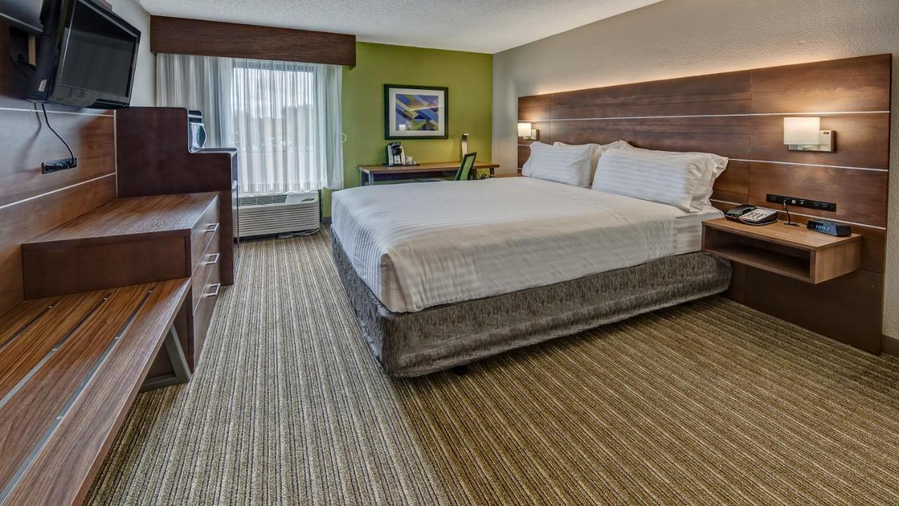 King Room - Non-Smoking at Holiday Inn Express Memphis Medical Center Midtown by IHG