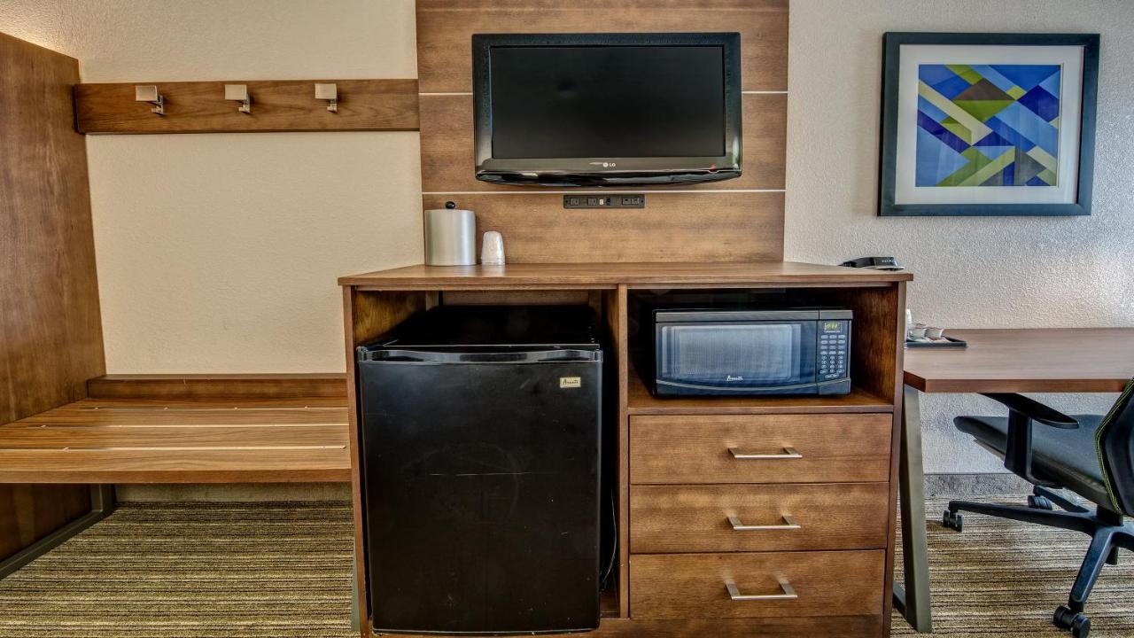 Queen Room with Two Queen Beds - Mobility Access Tub/Non-Smoking at Holiday Inn Express Memphis Medical Center Midtown by IHG