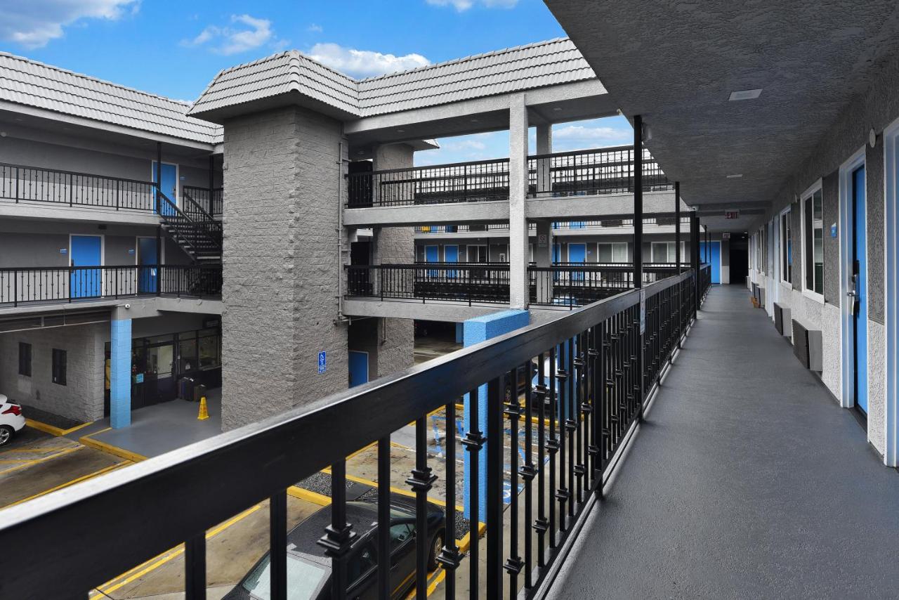 | Hollywood Inn Express LAX