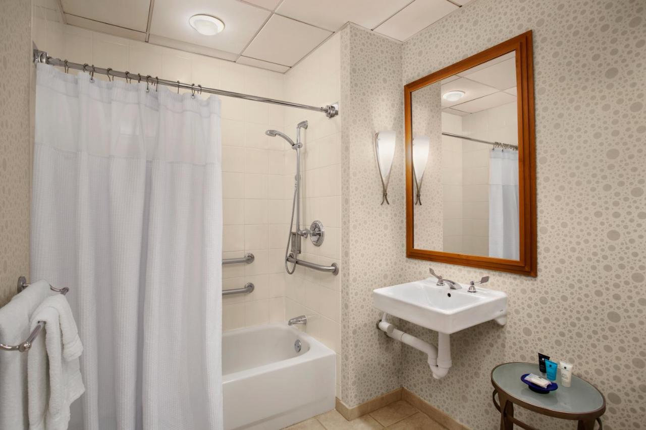Double Room with Hearing Accessible Tran Shower - Non-Smoking at Crowne Plaza San Francisco Airport, an IHG Hotel