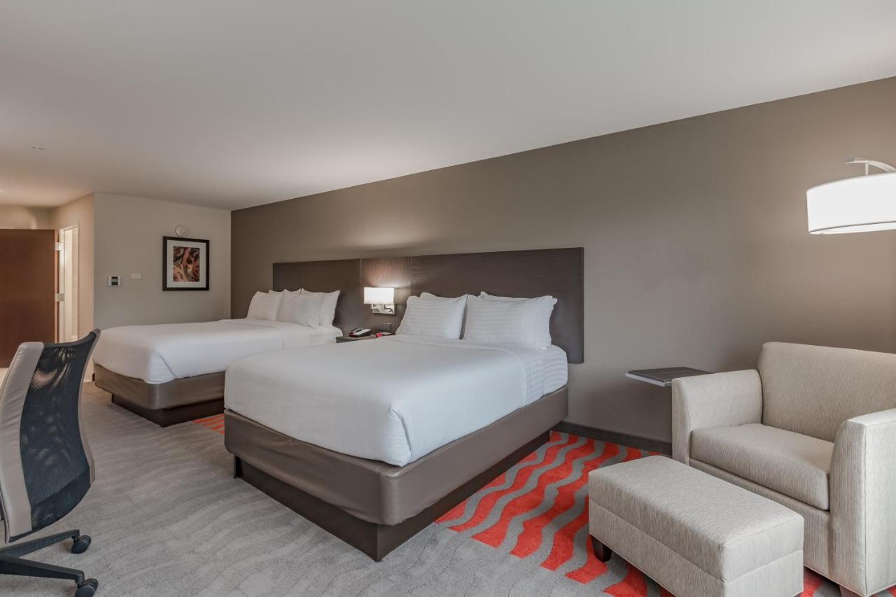 Queen Room with Two Queen Beds at Holiday Inn Mishawaka by IHG
