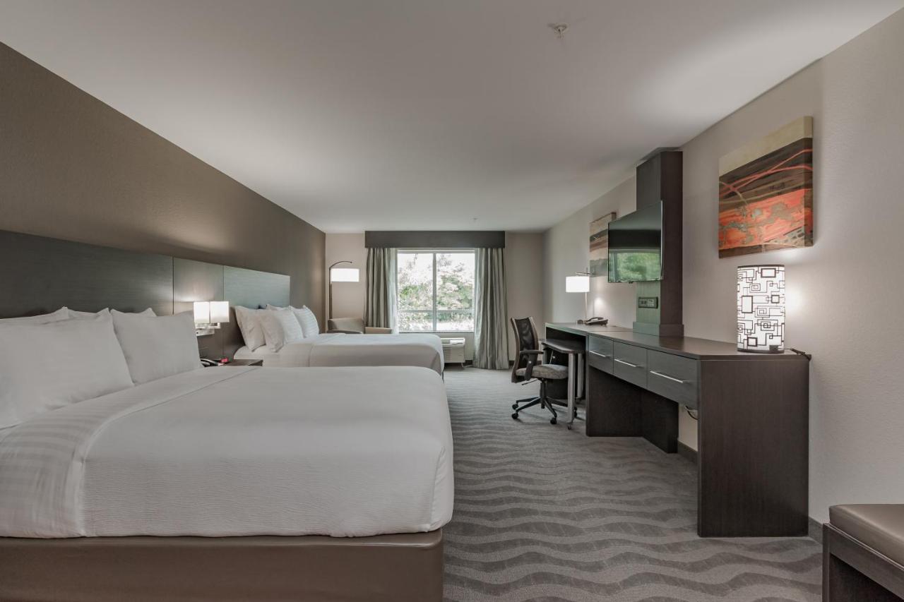Queen Room with Two Queen Beds at Holiday Inn Mishawaka by IHG