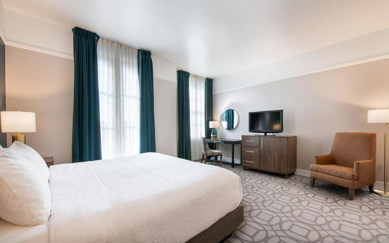 Deluxe Queen Room at Magnolia Hotel Omaha