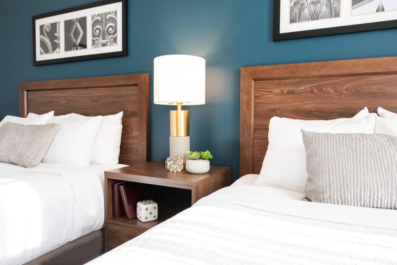 Deluxe Queen Queen Room at Magnolia Omaha Downtown Old - Market