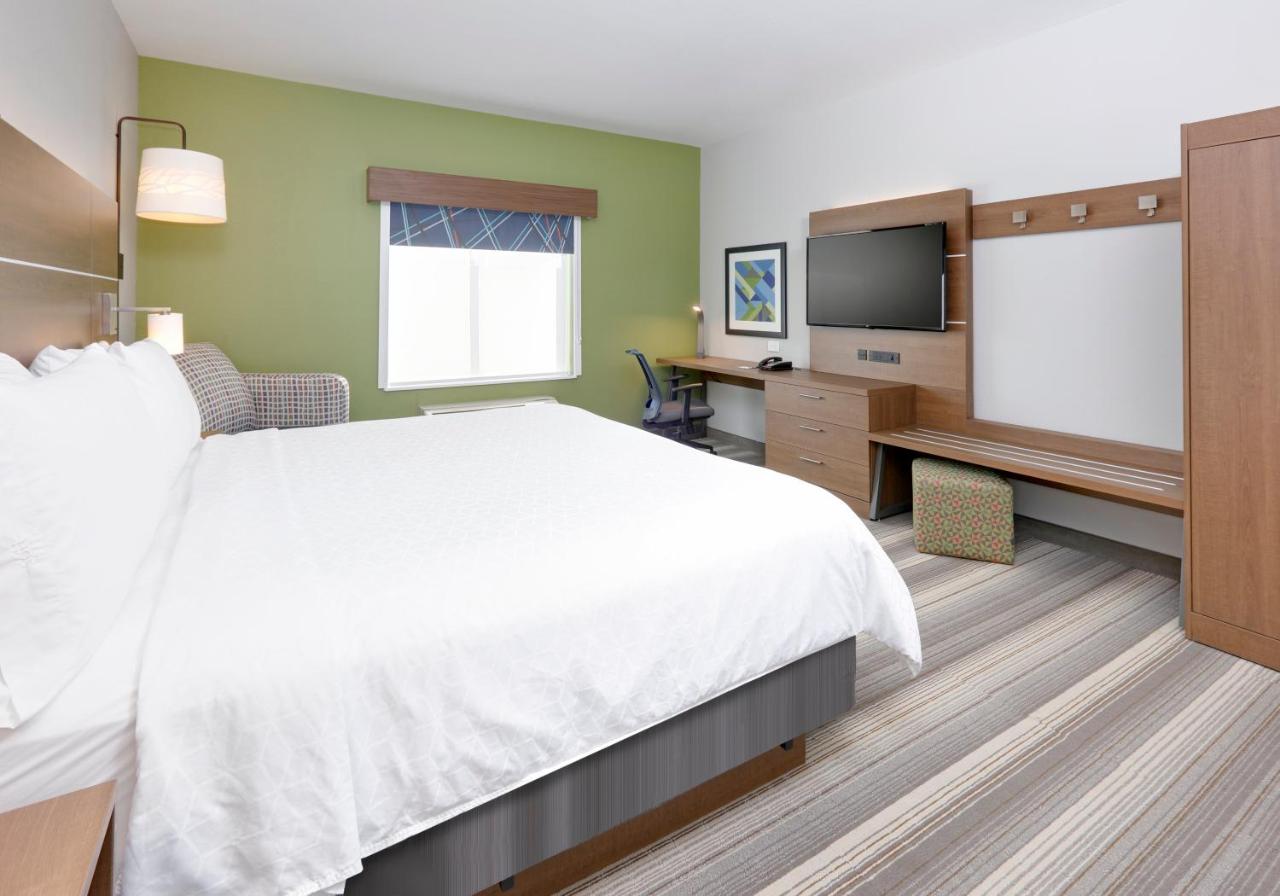 King Room - Mobility Access Tub/Non-Smoking at Holiday Inn Express & Suites Denton North by IHG