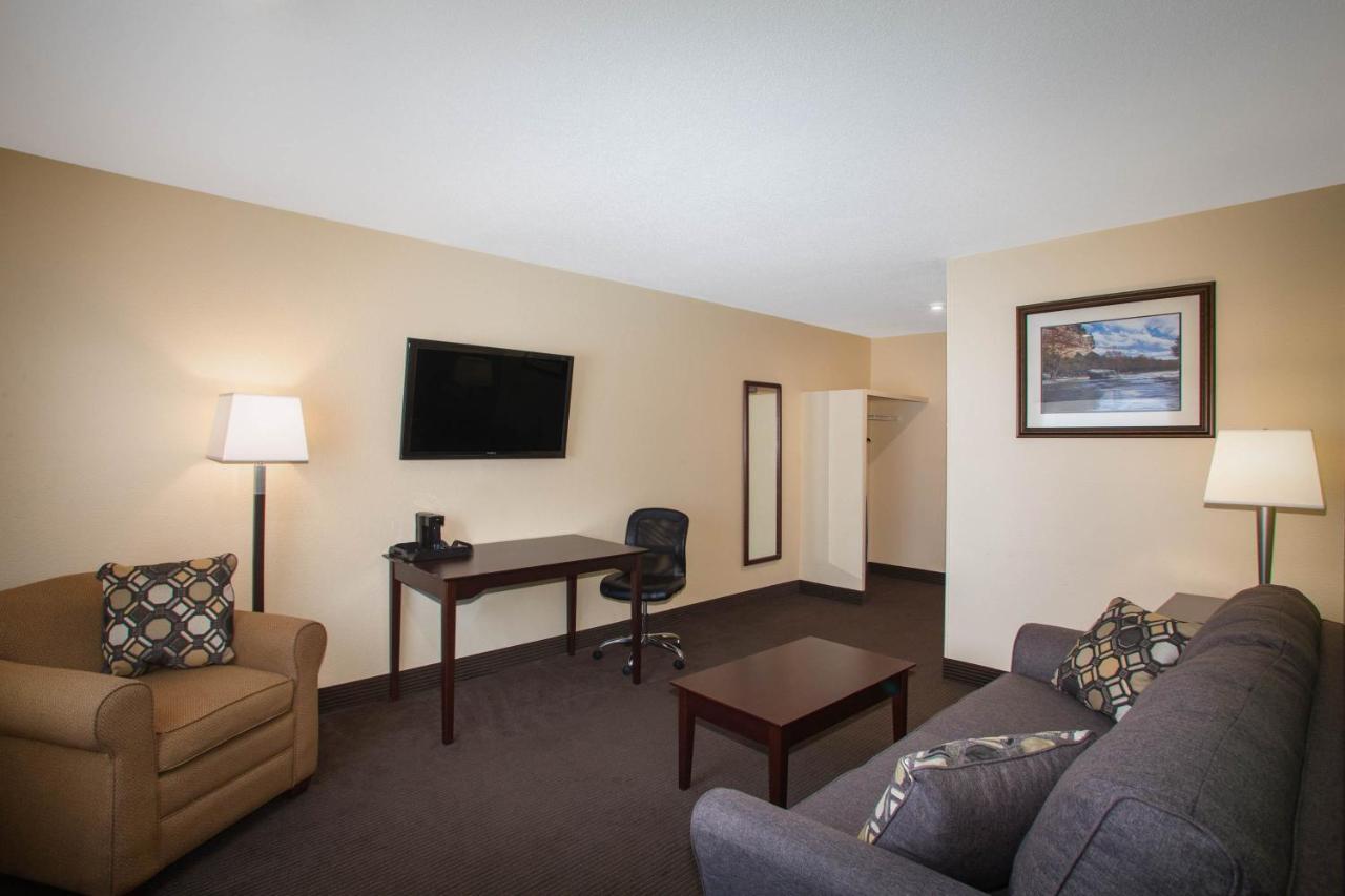 One-Bedroom Deluxe King Suite - Non-Smoking at Baymont by Wyndham Jefferson City