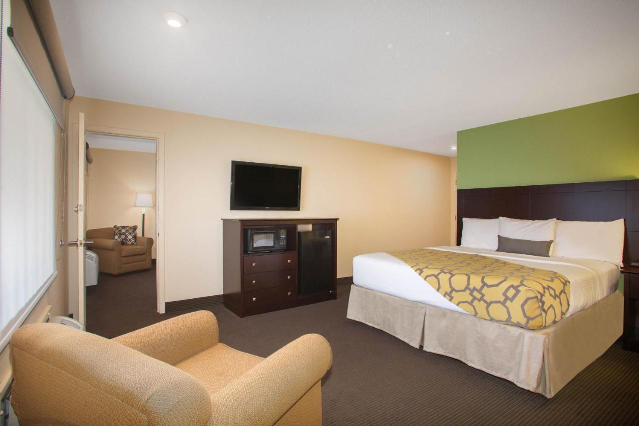 One-Bedroom Deluxe King Suite - Non-Smoking at Baymont by Wyndham Jefferson City