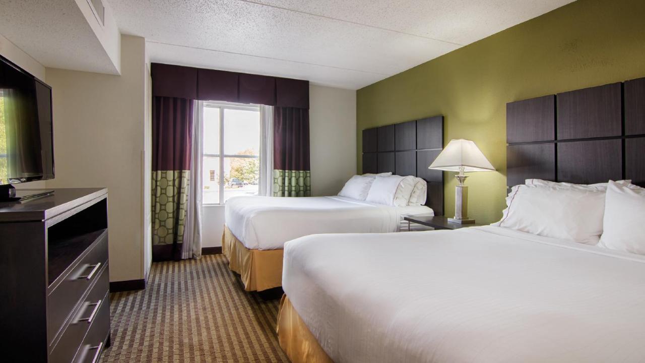 Queen Room with Two Queen Beds - Disability Access at Holiday Inn Express Hotel & Suites Mooresville - Lake Norman by IHG