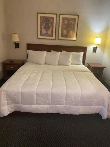 King Room at Raritan Hotel