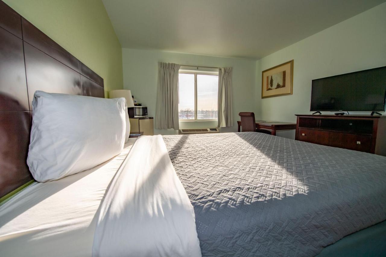 Queen Room with Tub - Accessible/Non-Smoking at Rodeway Inn Central Colorado Springs