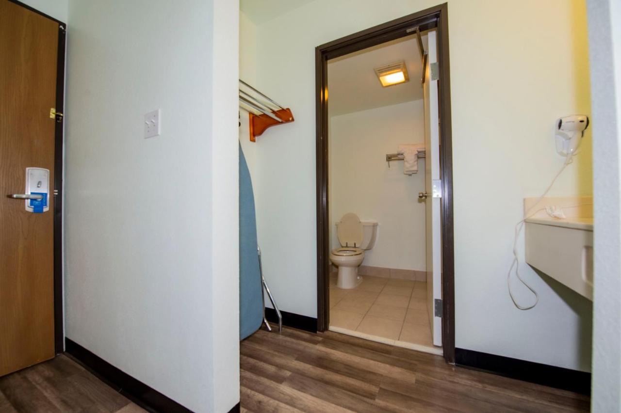 Queen Room with Tub - Accessible/Non-Smoking at Rodeway Inn Central Colorado Springs