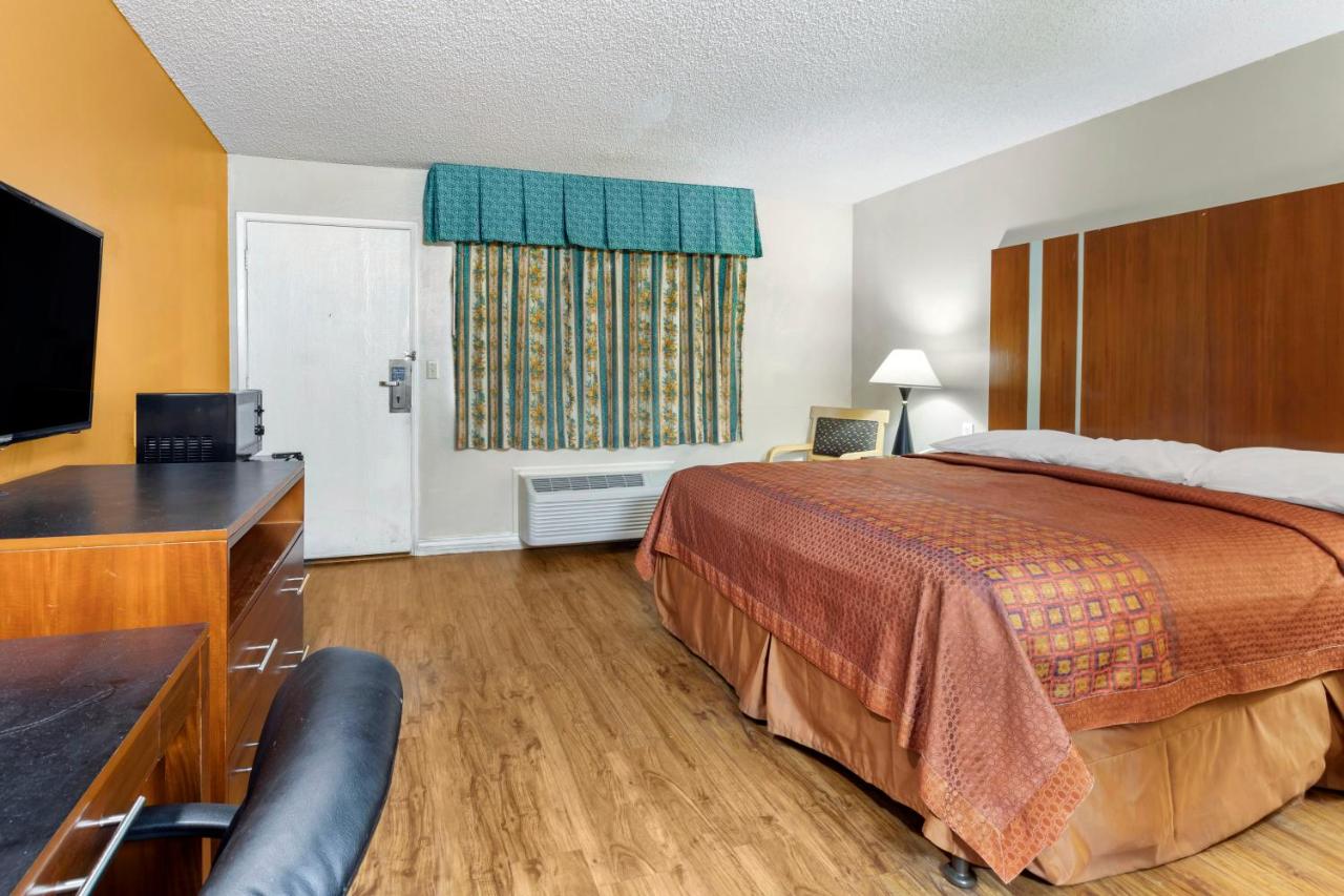 King Room - Non-Smoking at Riverside Inn & Suites