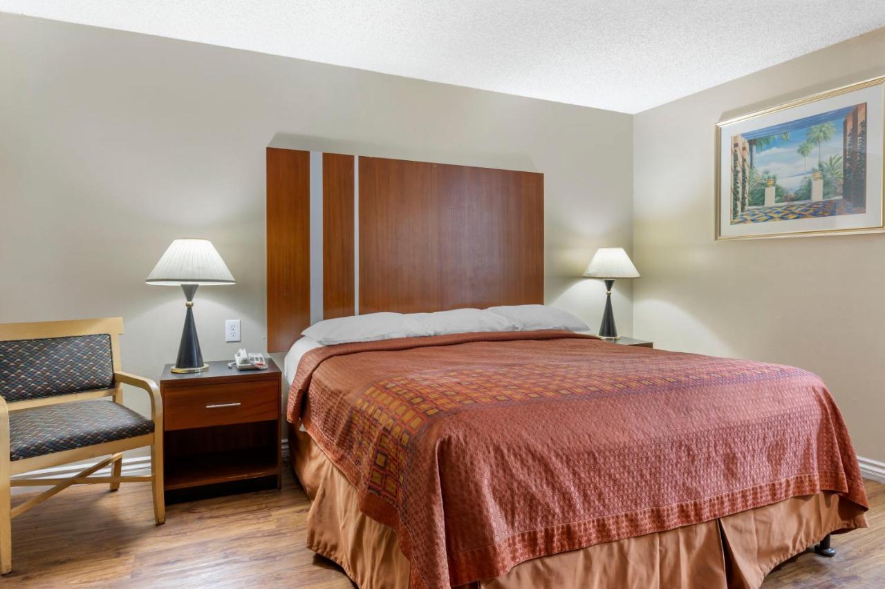 Single Room - Disability Access at Riverside Inn & Suites
