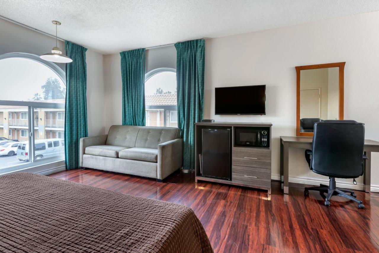 King Room with Sofa Bed at Riverside Inn & Suites