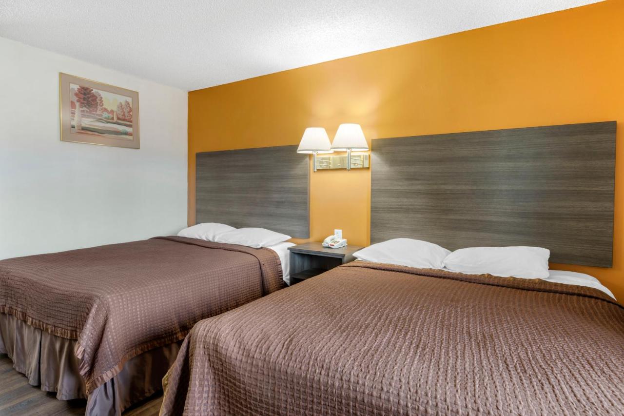 Queen Room with Two Queen Beds - Smoking at Riverside Inn & Suites