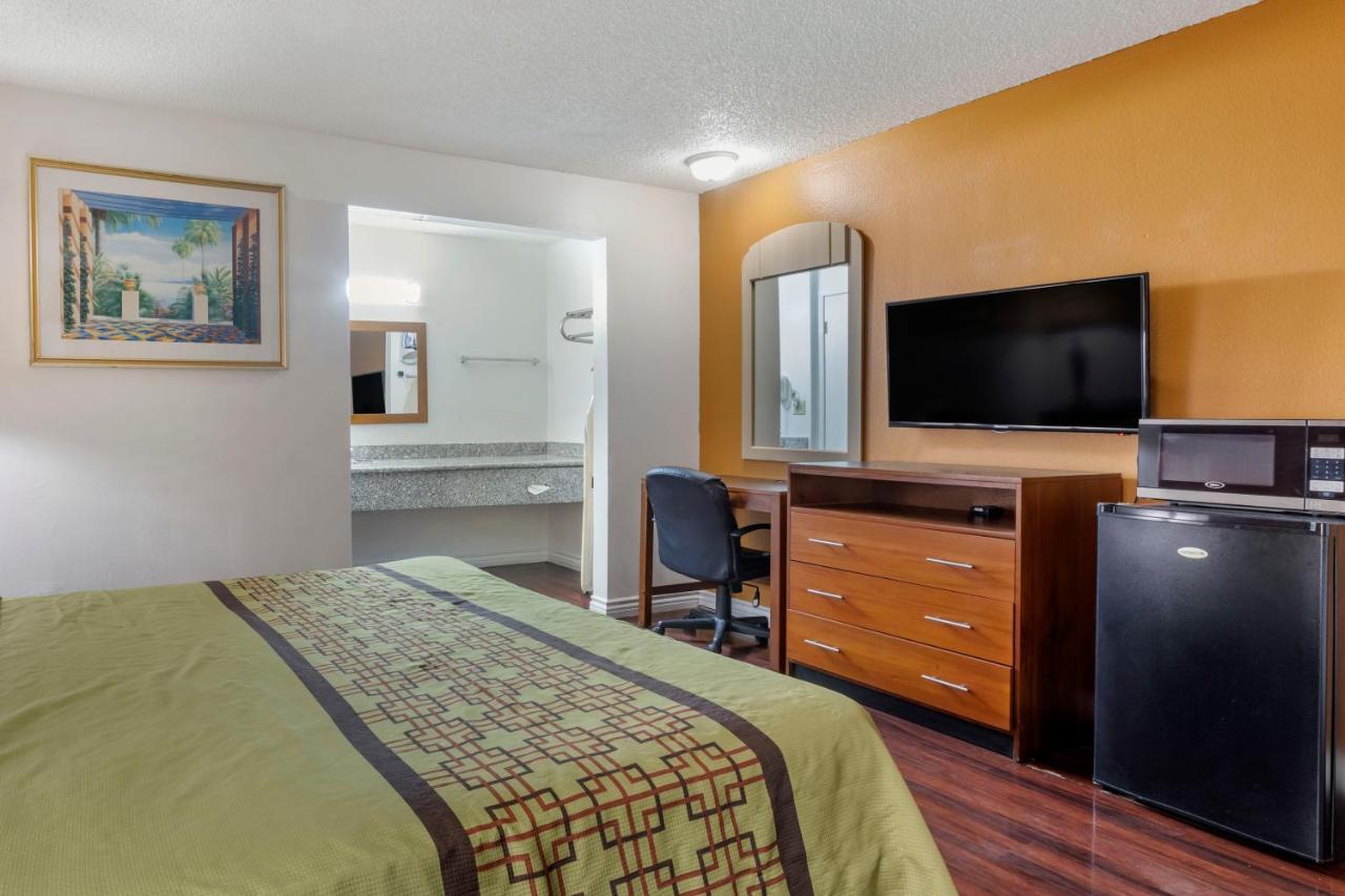 King Room - Smoking at Riverside Inn & Suites