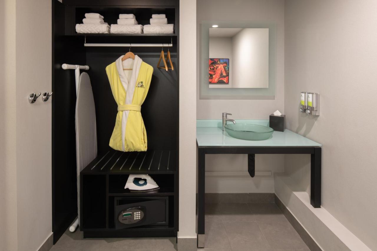 | Staypineapple, Hotel FIVE, Downtown Seattle