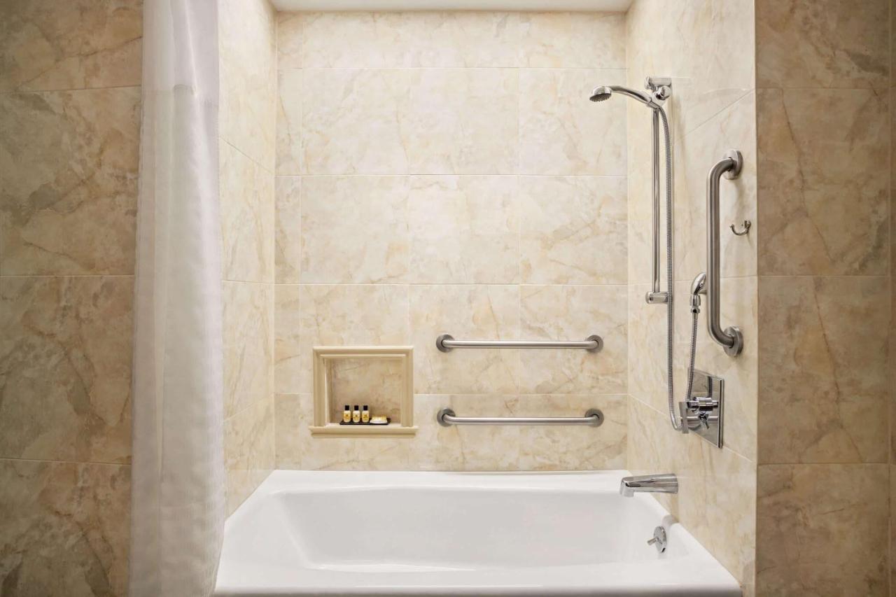 | Wyndham Newport Hotel