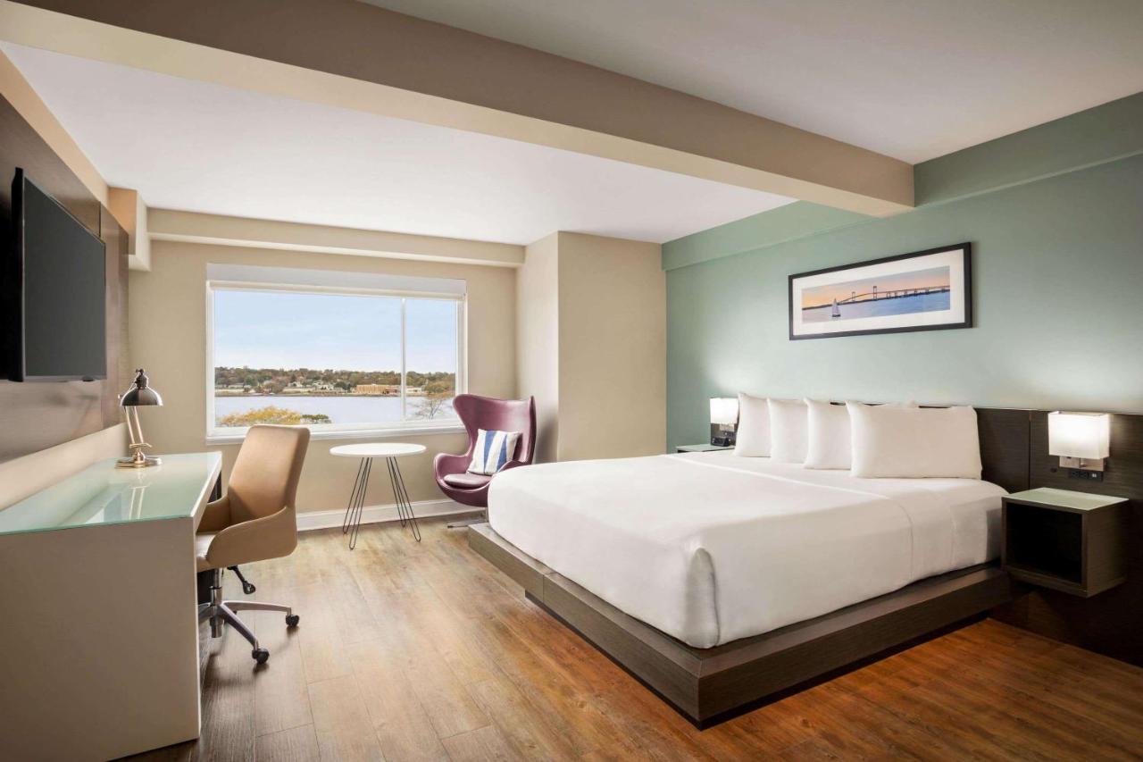 2 King Beds, Executive Suite, Partial Water View, Non-Smoking at Wyndham Newport Hotel