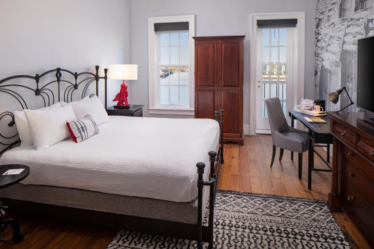 Queen Room - Riverview with Balcony at River Street Inn