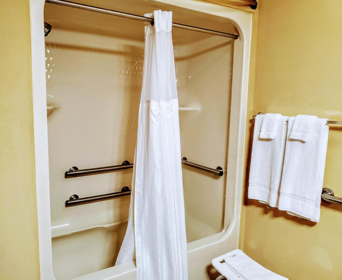 Queen Room at Quality Inn Brunswick Cleveland South