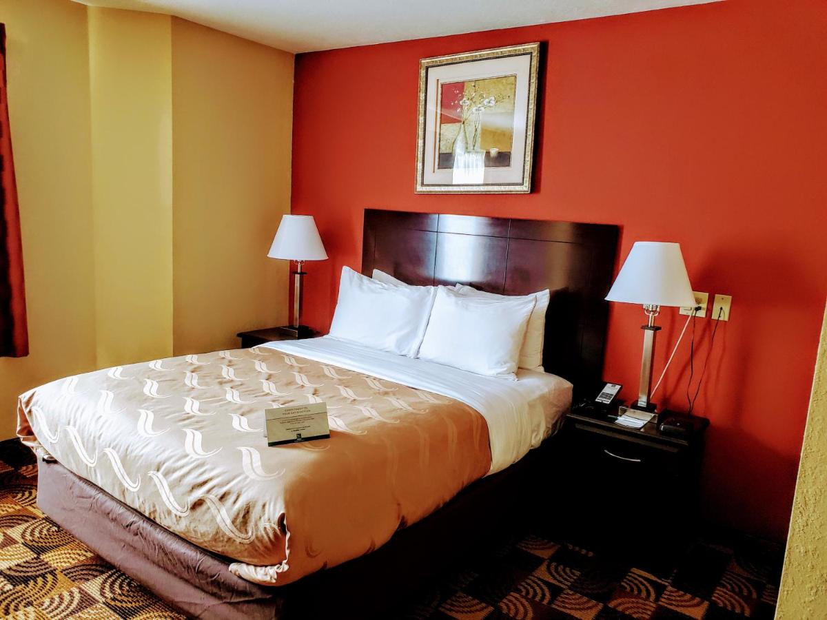 Queen Room at Quality Inn Brunswick Cleveland South