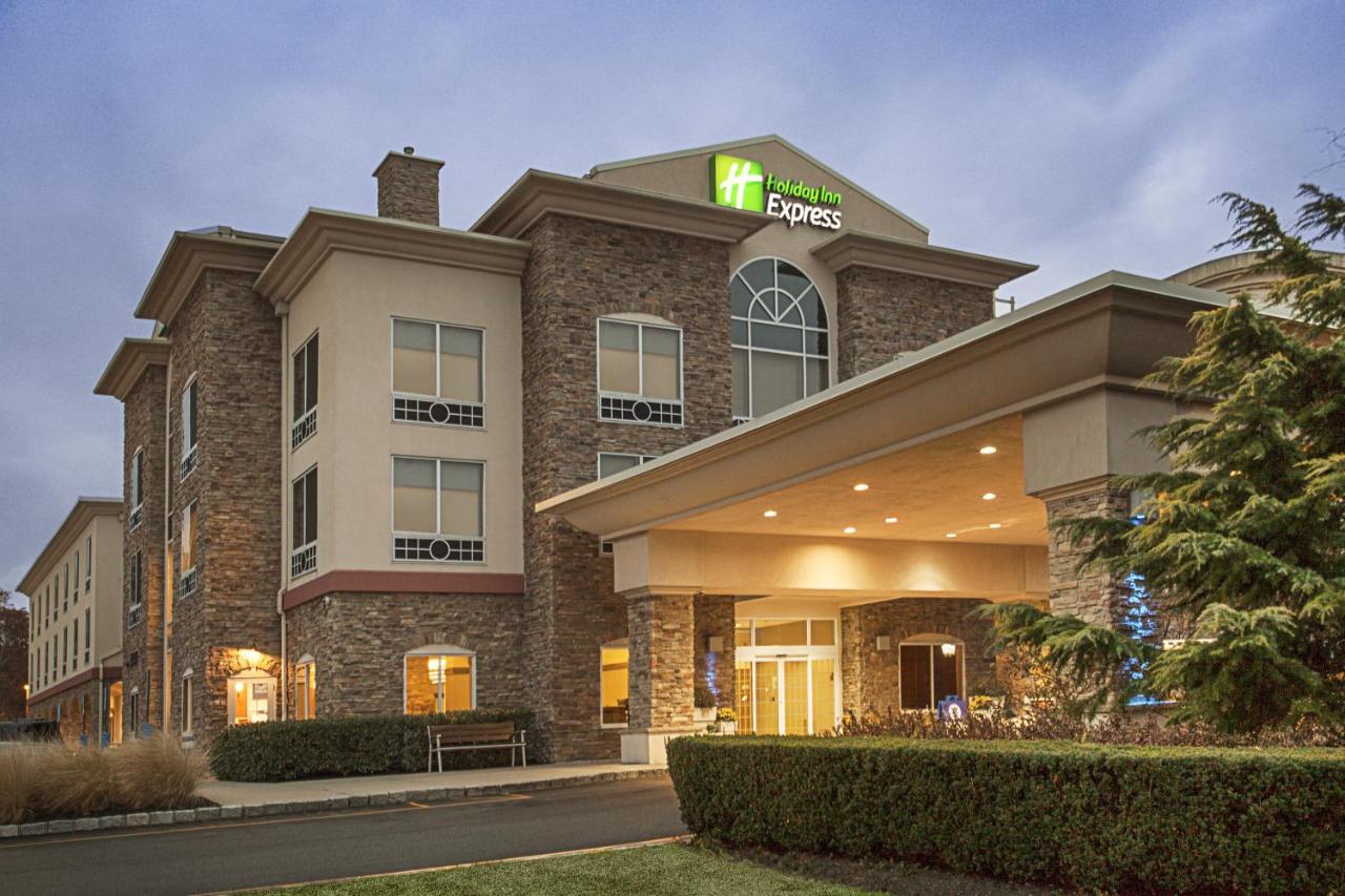 | Holiday Inn Express Hotel & Suites East End, an IHG Hotel