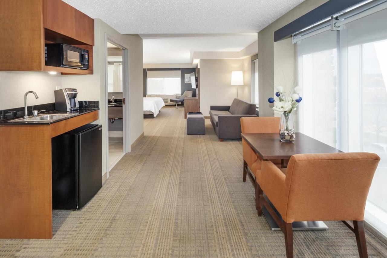 | Holiday Inn Express Hotel & Suites East End, an IHG Hotel