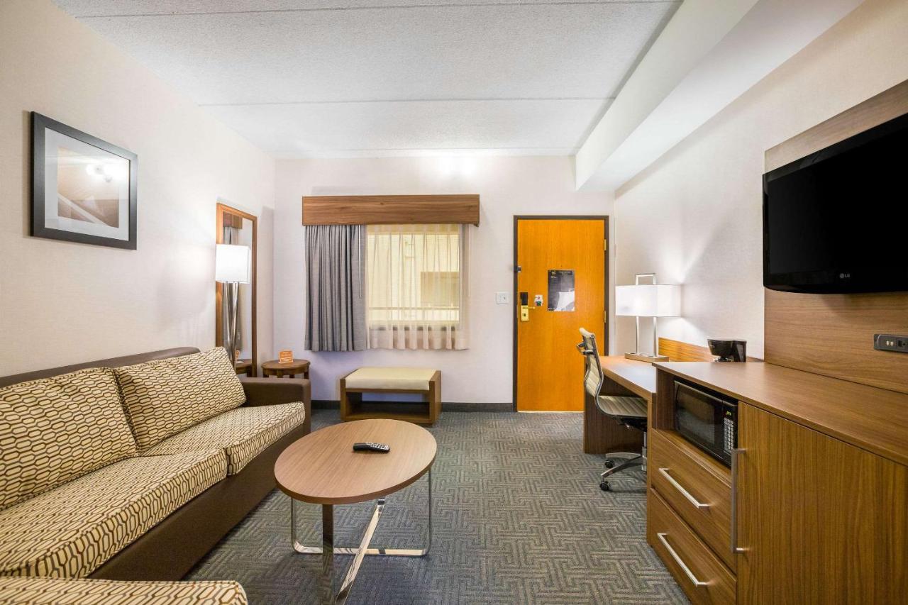 King Suite at Quality Suites Lansing West