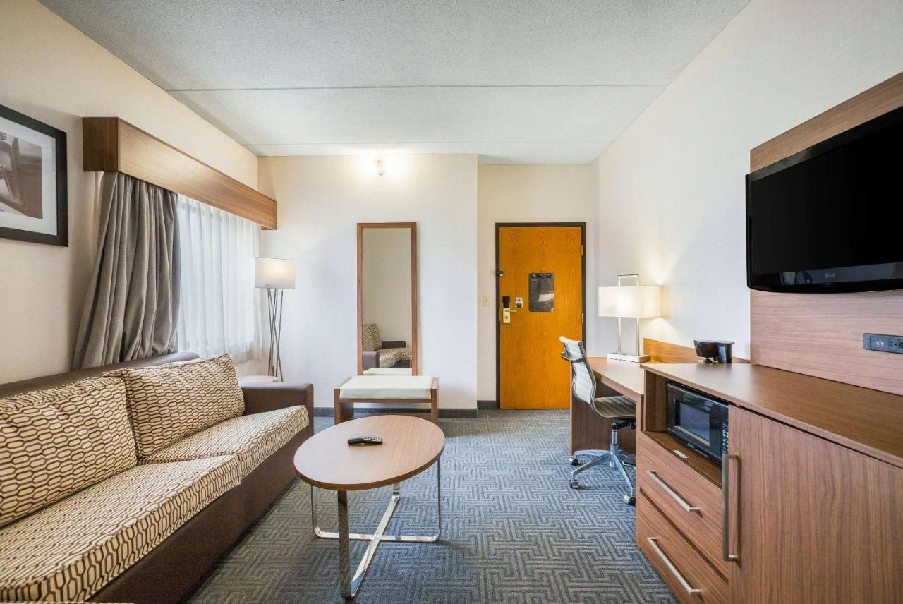 King Suite at Quality Suites Lansing West