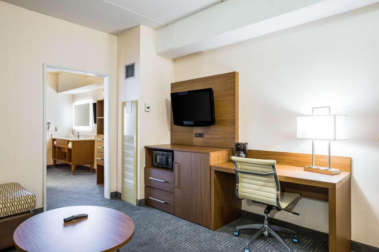 King Suite at Quality Suites Lansing West