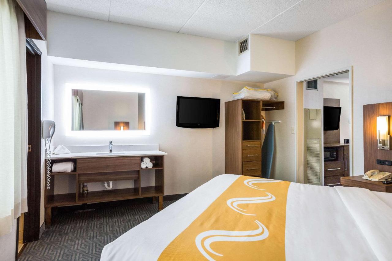 King Suite at Quality Suites Lansing West