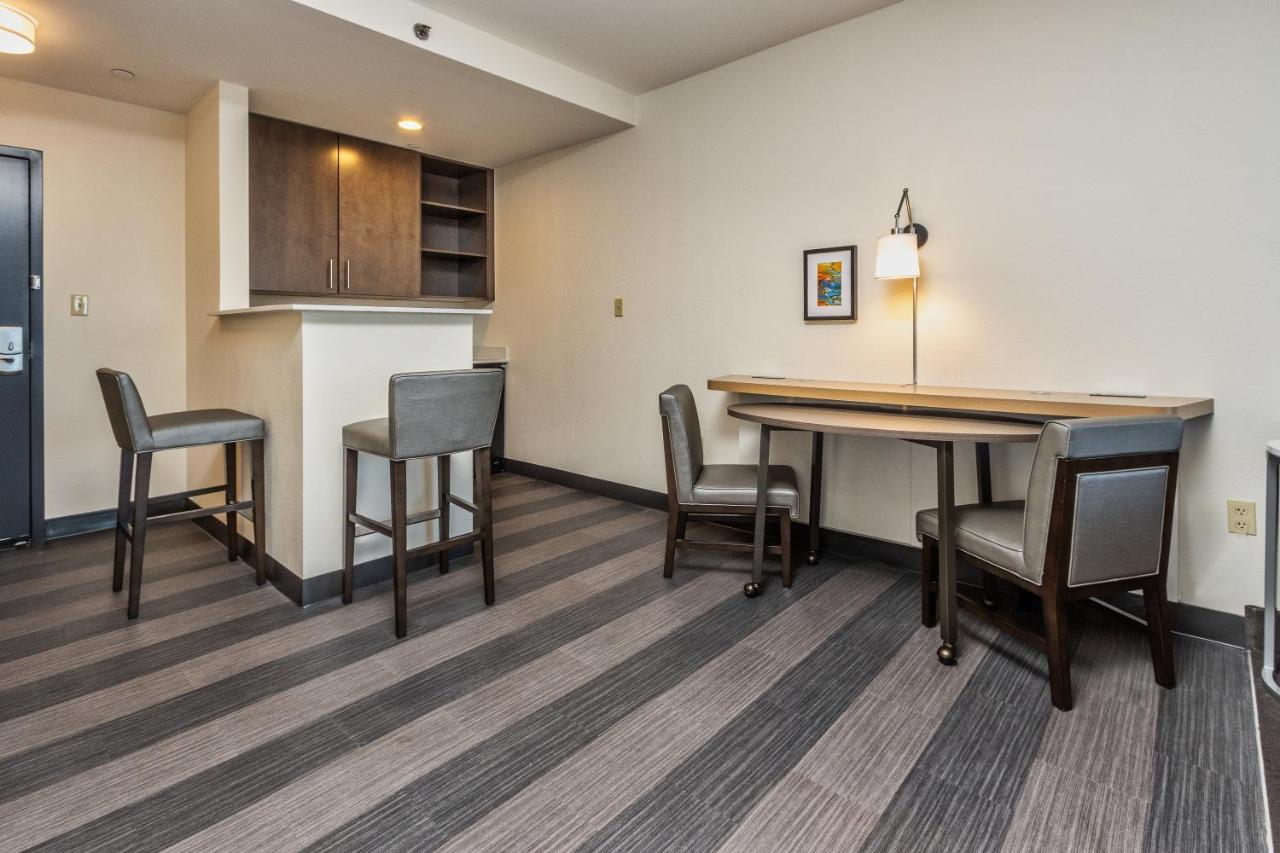 One-Bedroom Queen Suite at Holiday Inn & Suites Memphis - Wolfchase Galleria by IHG
