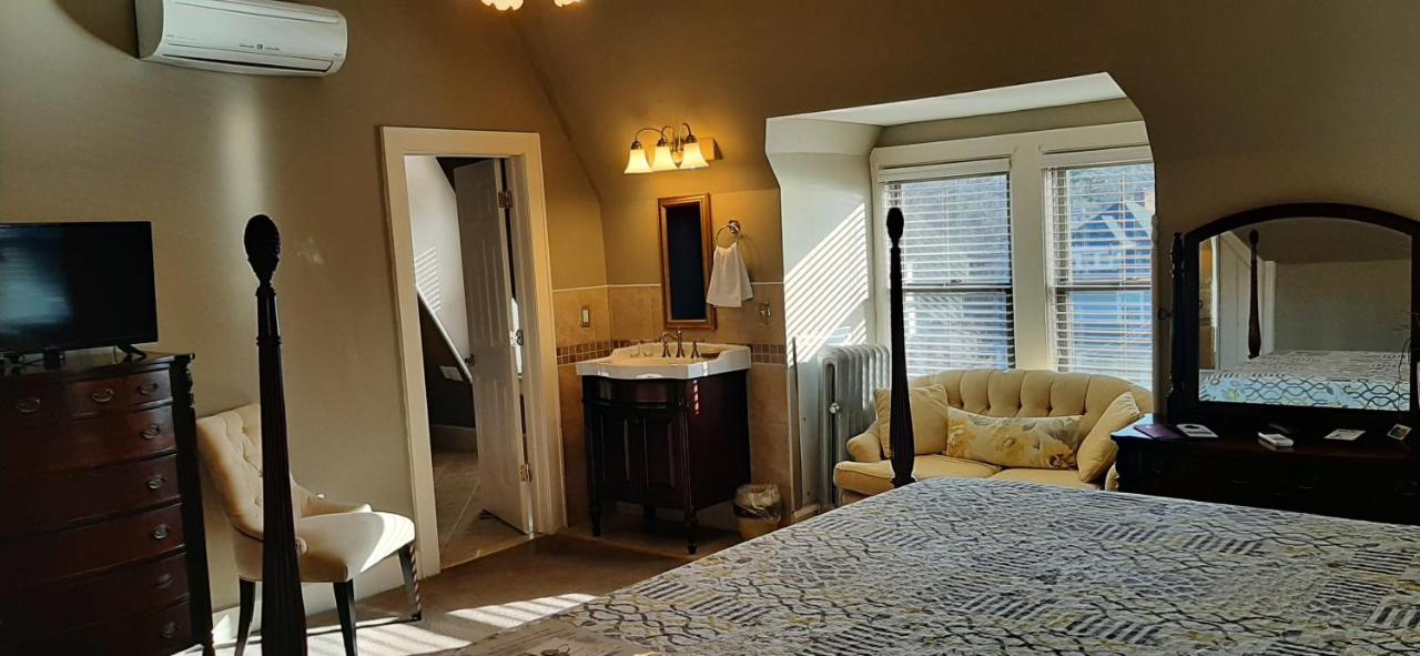 | DeBary Inn