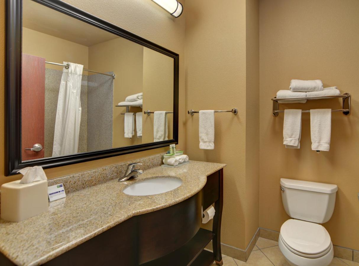 Queen Suite at Holiday Inn Express & Suites Altus by IHG