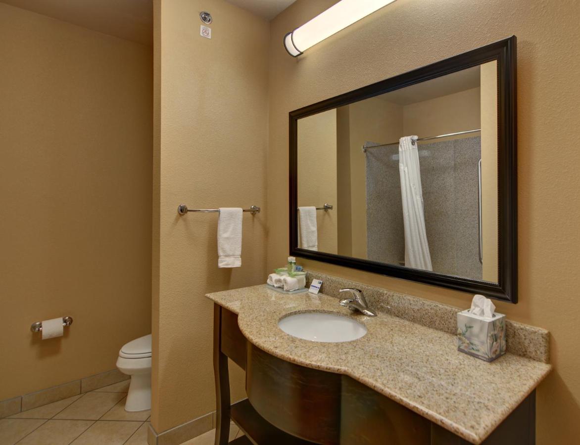 Queen Suite at Holiday Inn Express & Suites Altus by IHG