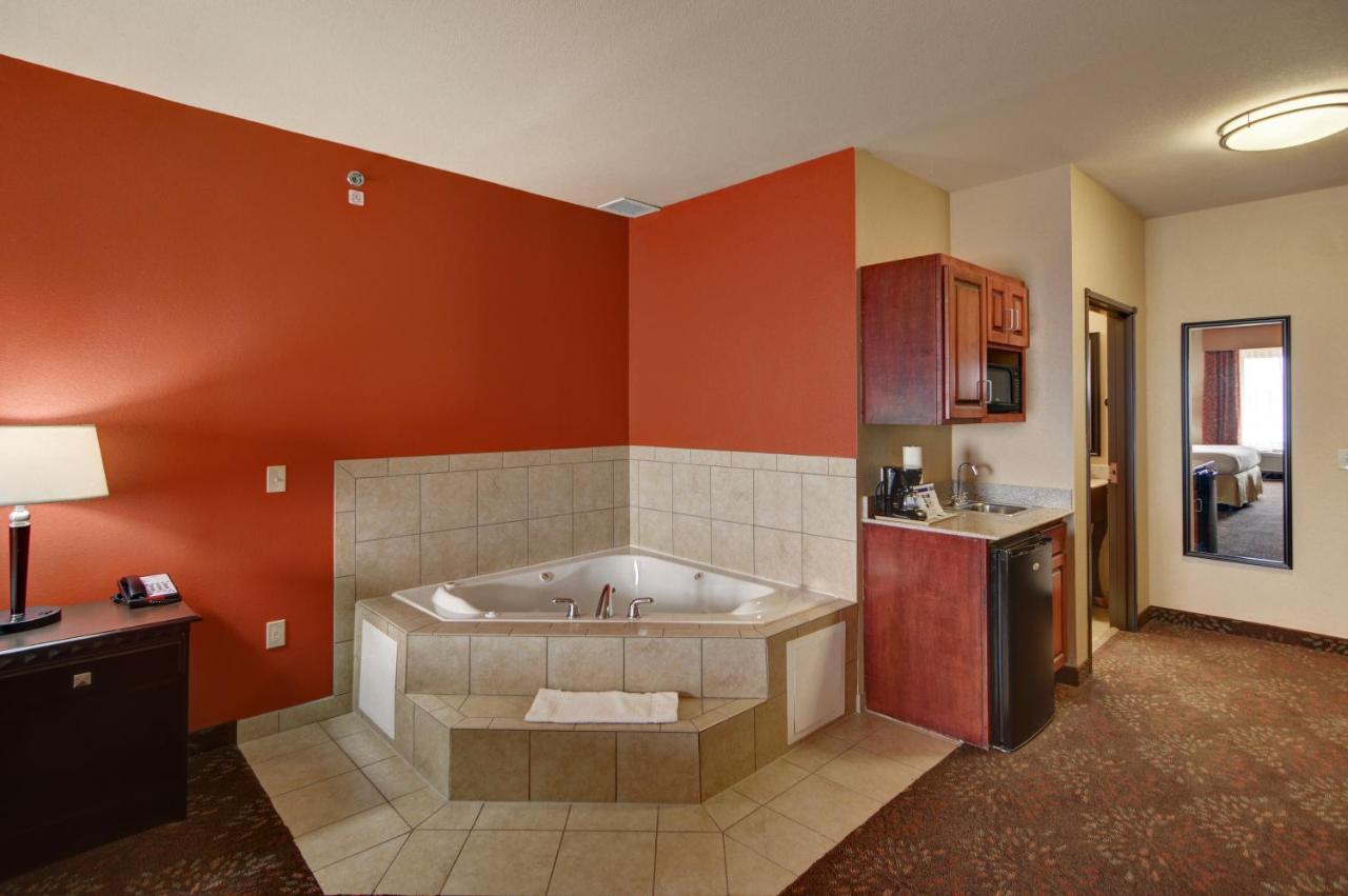 King Suite with Whirlpool at Holiday Inn Express & Suites Altus by IHG