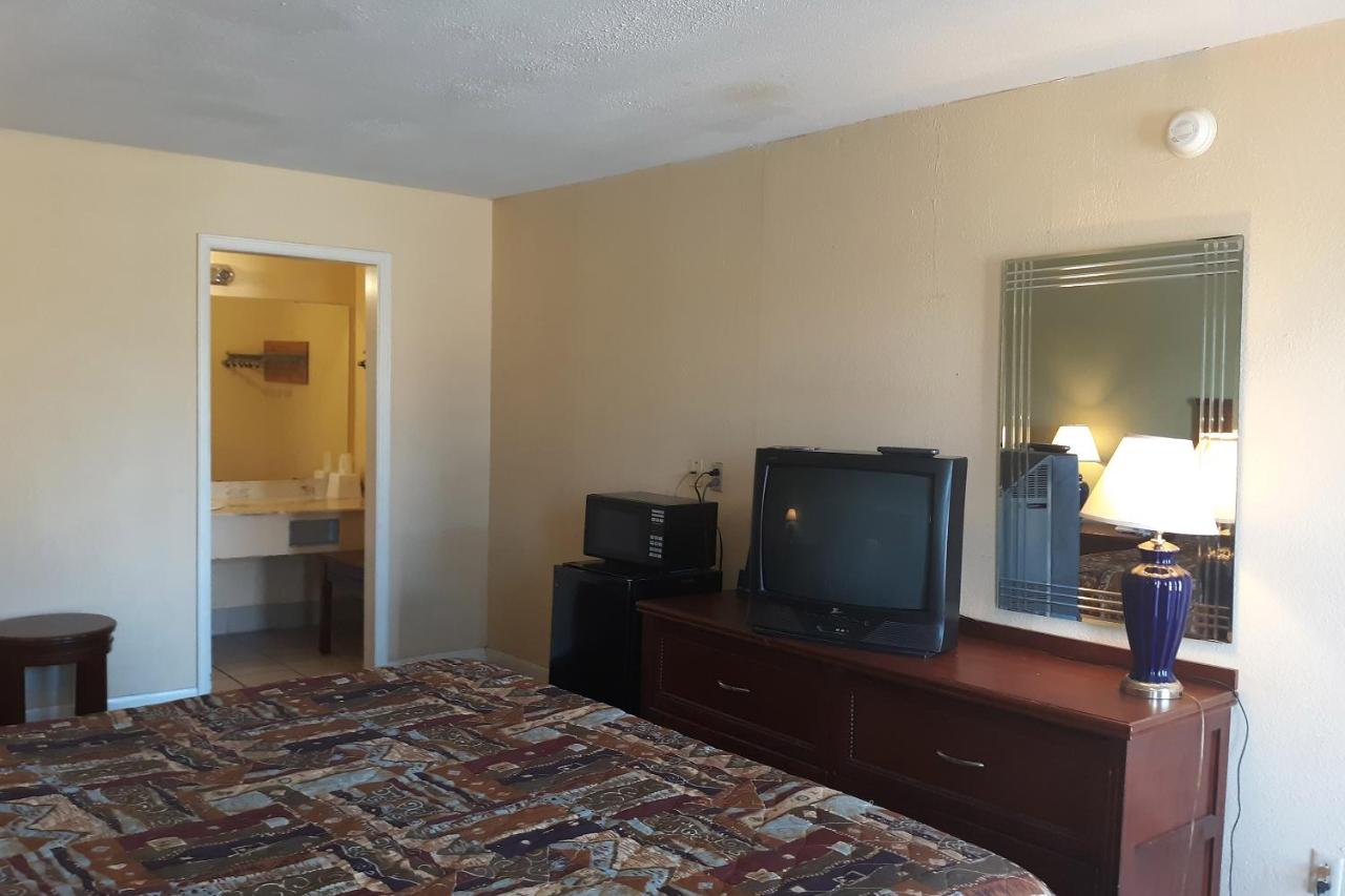 | Rest Inn - Extended Stay, I-40 Airport, Wedding & Event Center